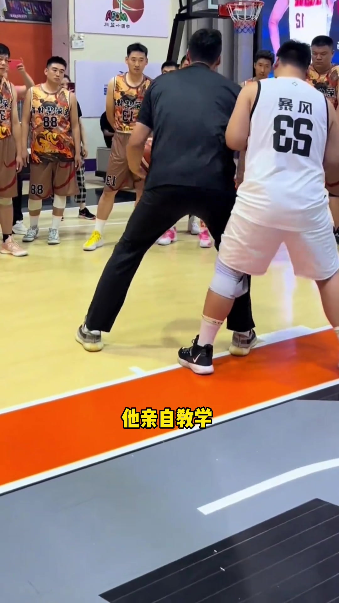 CBA八冠中鋒蘇偉開班傳授低位技巧 學(xué)員馬上就學(xué)會(huì)了