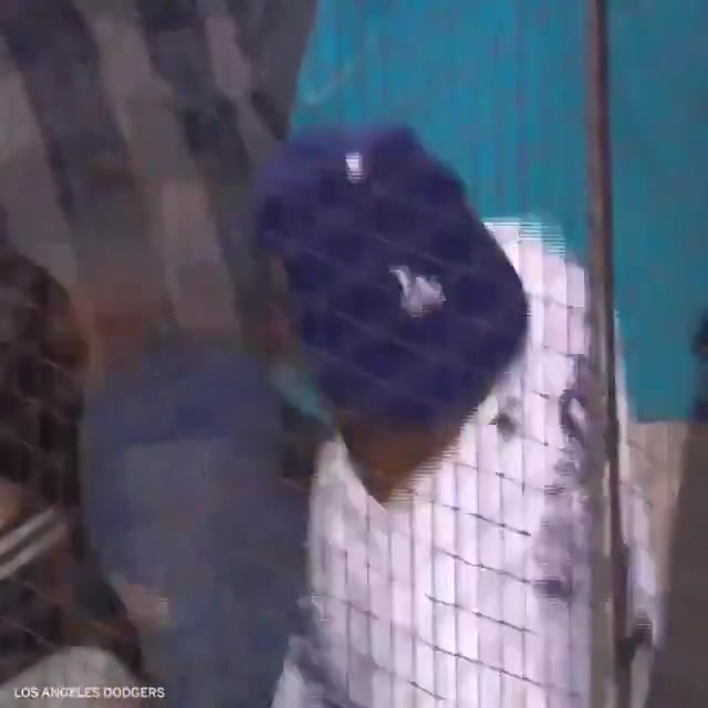 洛杉磯道奇奪冠曾經(jīng)科比在現(xiàn)場身穿道奇棒球服吶喊這一幕