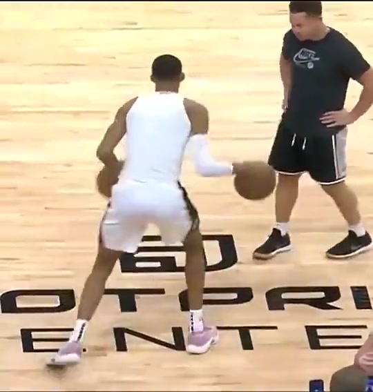 文班這雙手控球的視頻在外網(wǎng)火了這是什么身體協(xié)調(diào)性啊