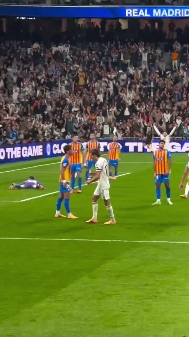 極致的暴力近距離看卡雷拉斯暴射皮球幾乎不轉(zhuǎn)左右晃動