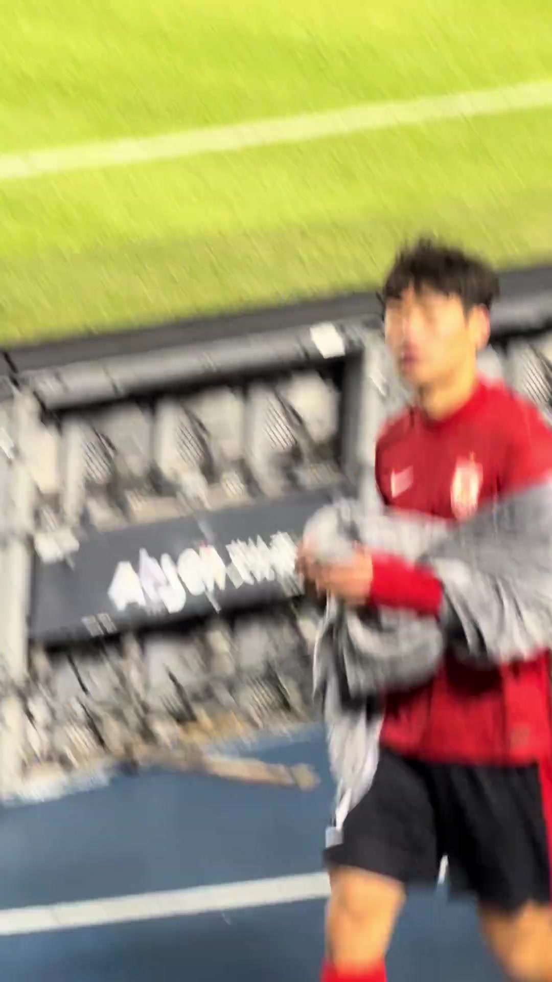 實(shí)拍慘敗國安后長春亞泰球員賀一然面對球迷指責(zé)做出這個(gè)動作