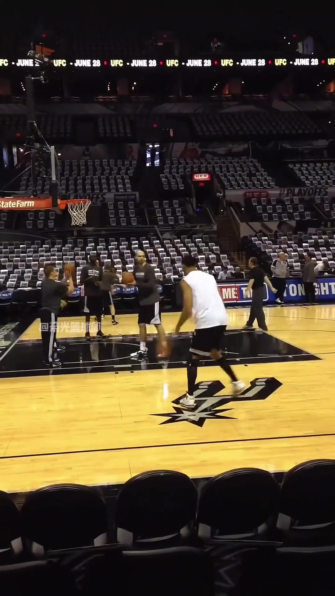 早期鄧肯賽前投籃訓(xùn)練 逮住機(jī)會(huì)就是一記精準(zhǔn)打板