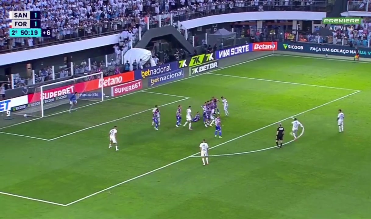 內(nèi)馬爾用他那著名點球技術(shù)罰任意球而這項技術(shù)被國際足聯(lián)禁止