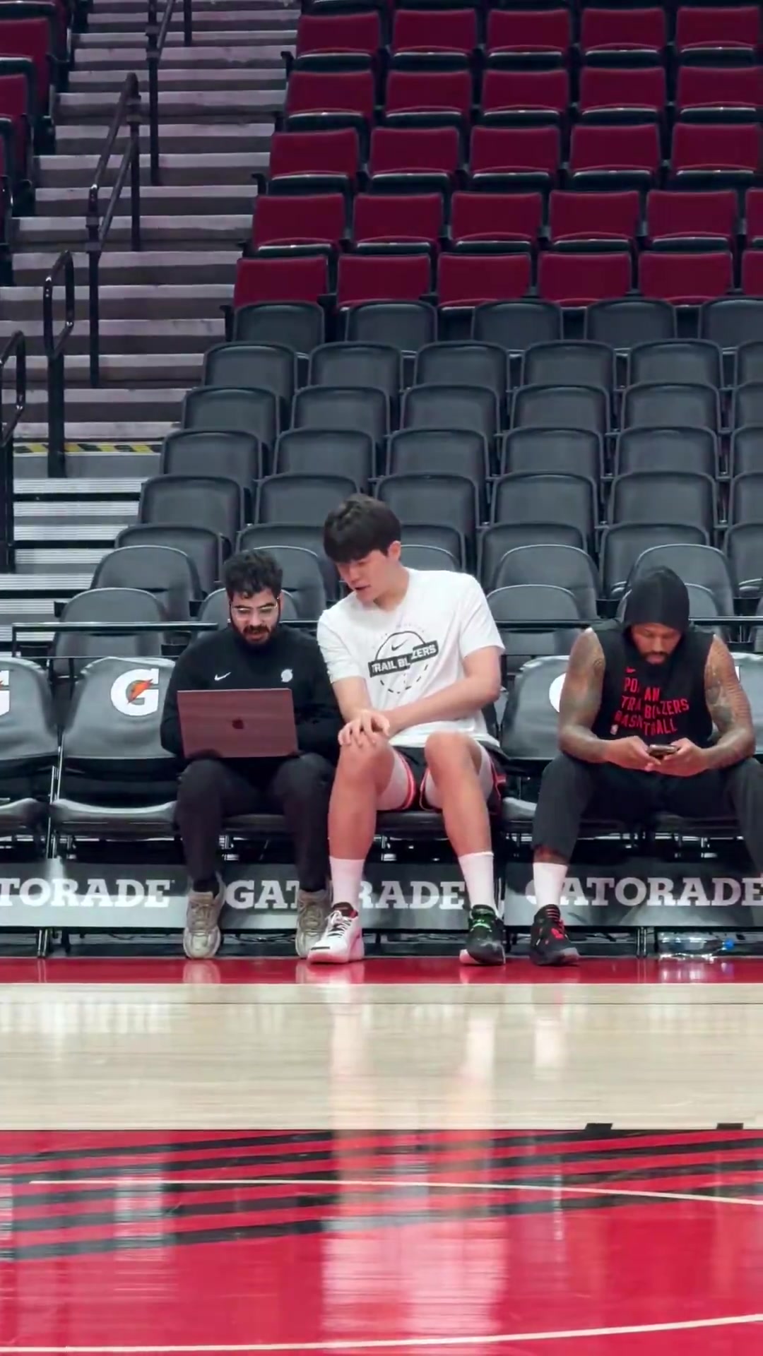 進步顯著楊瀚森無需翻譯陪同直接與助教復盤錄像參與訓練