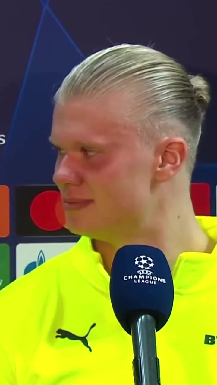 給哈寶干羞澀了名場(chǎng)面貝林強(qiáng)吻正在接受采訪(fǎng)的哈蘭德